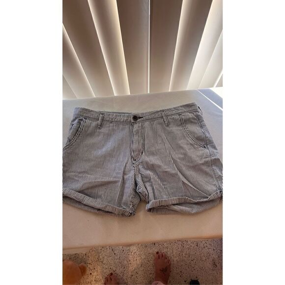 Levi's Women's Railroad Striped Rolled Cuffed Hem Chino Shorts Navy White Sz 31 - Picture 3 of 10